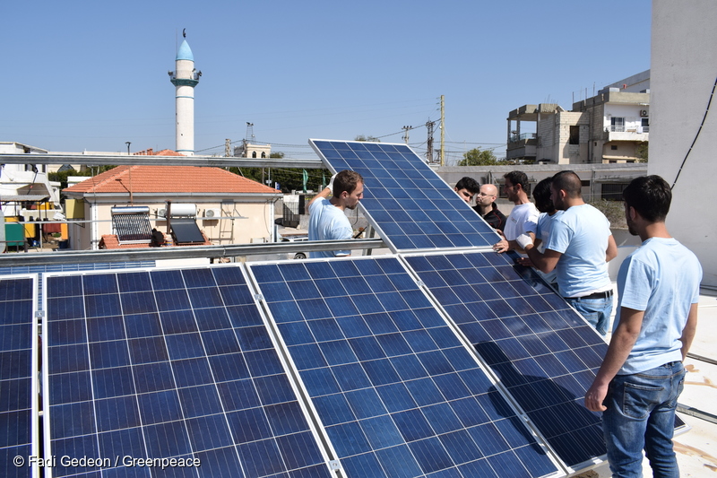남부 레바논에서 사람들이 태양광 패널을 설치하고 있다. 