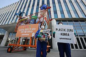 일회용 플라스틱 오염 문제 해결을 위해 대형마트가 일회용 포장재를 줄여줄 것을 요구하는 그린피스 활동가들
