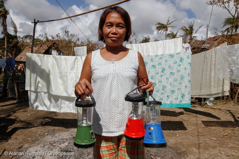 필리핀 동사마르 지역에 살고 있는 라파엘라 사비안이 태양열 램프를 들고 있는 모습. 태풍 하구피가 필리핀 중부를 강타한 후 200억 명 이상의 인명 피해가 발생한 것으로 집계됐습니다. 