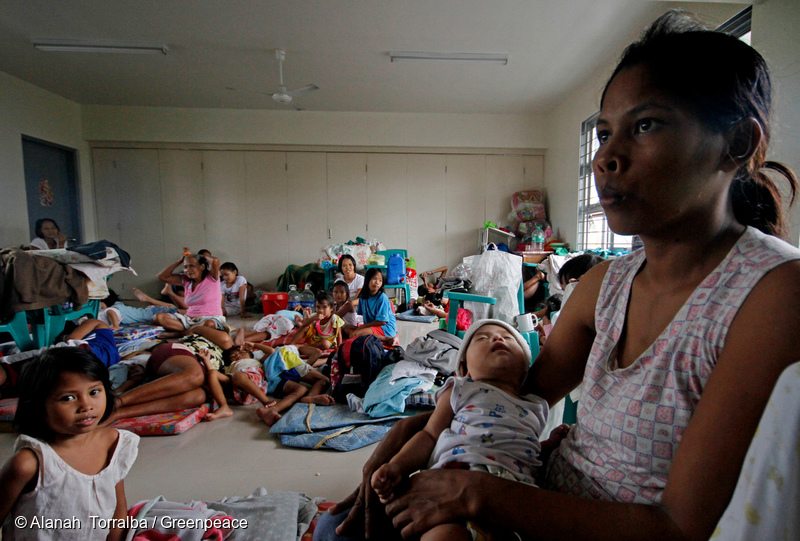 필리핀 루손 남부지역 레가스피 피난 센터의 어머니와 아기. 50만 명에 달하는 필리핀 국민들은 중부 필리핀을 강타한 태풍 하구핏 때문에 집에서 탈출해야 했습니다. 그린피스는 기후위기를 악화시키고 이로 인한 피해를 일으킨 탄소 배출 기업들에게 법적, 도덕적 책임을 질 것을 요구하고 있습니다. 