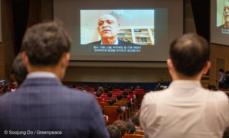 경제학자이자 미래학자로 유명한 제러미 리프킨이 지난 10일 열린 그린뉴딜 국회 토론회에서 비디오 화면을 통해 기조연설을 하고 있다.