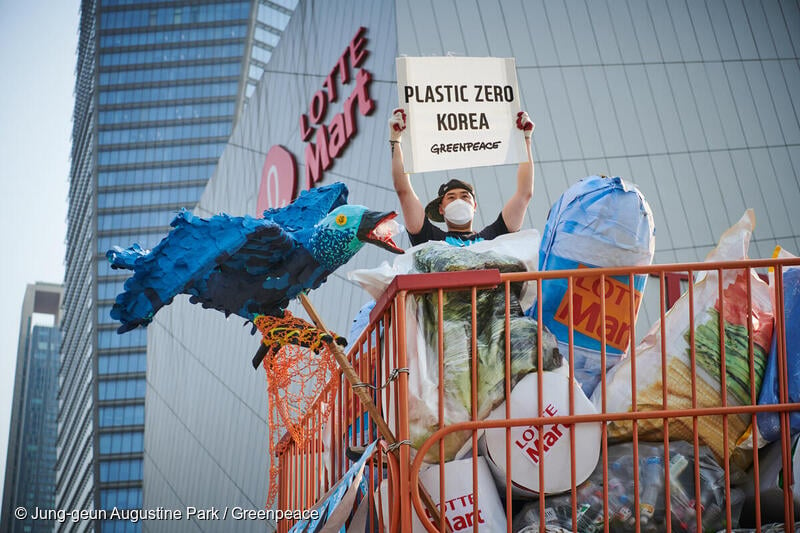 대형마트 앞에서 일회용 플라스틱 포장재 감축을 요구하고 있는 그린피스 활동가