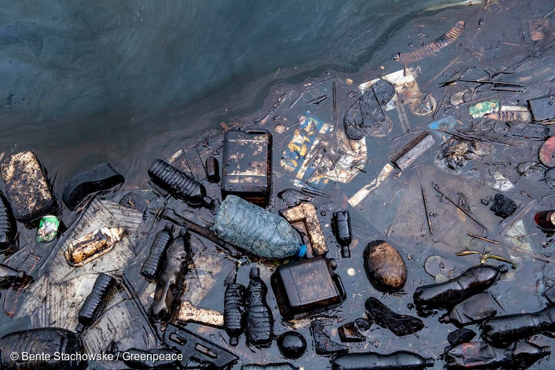 쿠바 하바나 항구에서 기름으로 뒤덮인 플라스틱 쓰레기