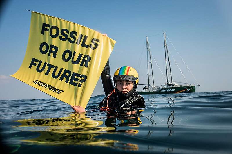 기후위기를 가속화 시키는 석탄발전의 중단을 요구하는 그린피스 활동가