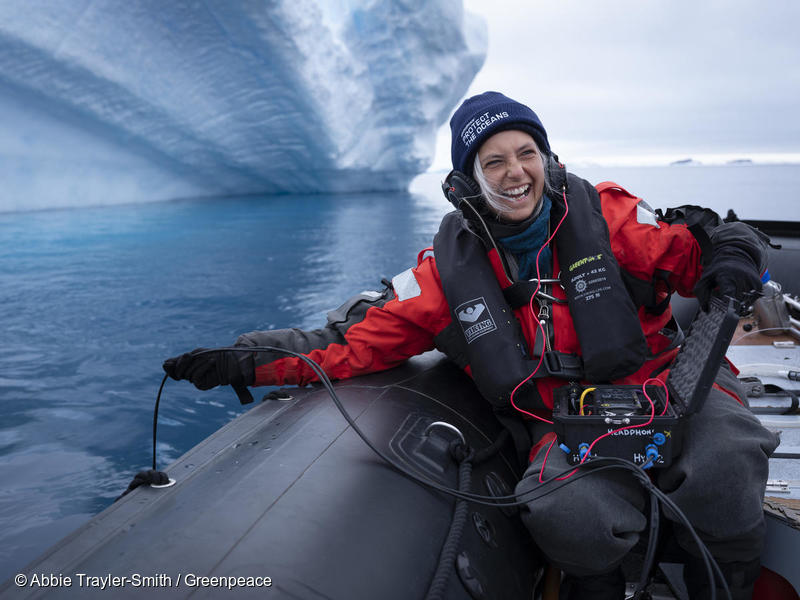 2020년, 아틱 선라이즈호의 수석 과학자 키르스턴 톰슨이 남극 대륙에서 수중 청음기를 사용해 고래 소리를 듣고 있습니다.