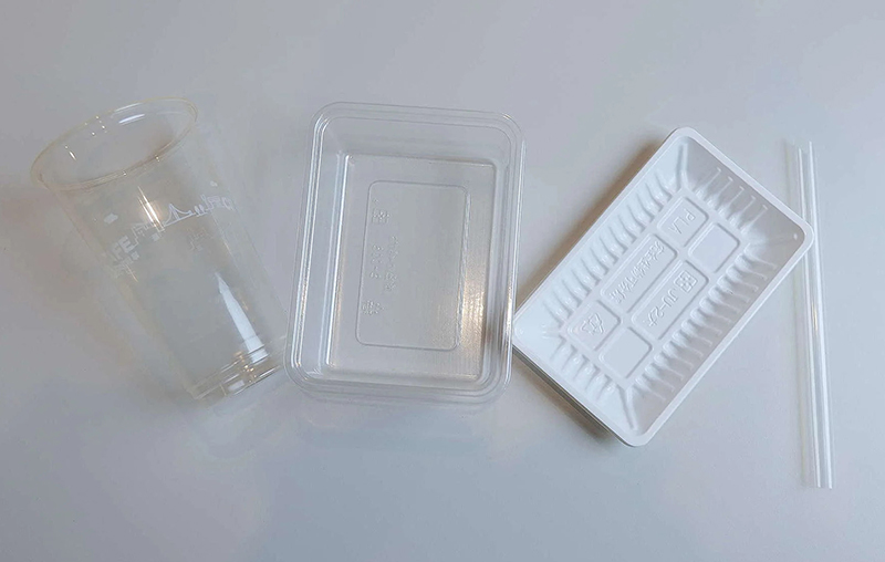 생분해성 플라스틱으로 만든 컵, 트레이, 빨대 등. PET 재질과 구분이 어렵습니다