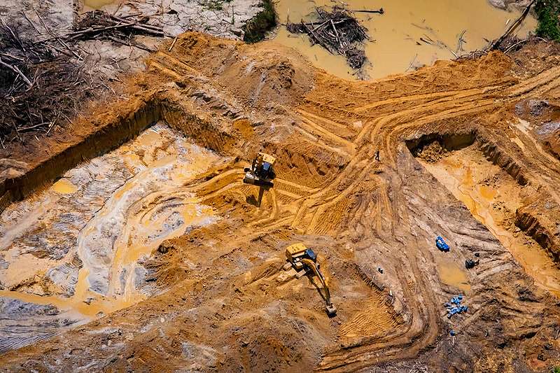 2022년 12월, 야노마미 원주민 보호구역에서 각종 장비를 이용한 불법 채굴이 이뤄지고 있다. © Valentina Ricardo 