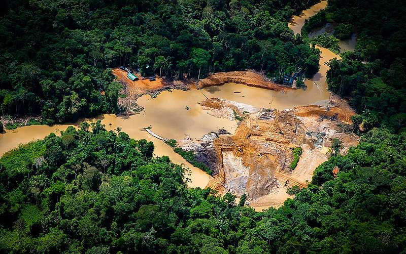 (사진)아마존에 위치한 야노마미 토착지의 불법 탄갱. © Valentina Ricardo
