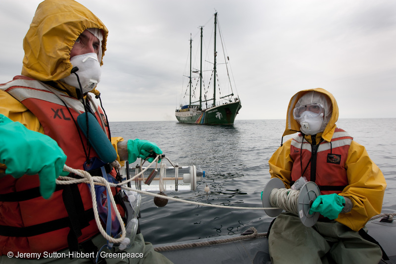 2011년 5월 그린피스 활동가들이 후쿠시마 인근 바닷물을 채취해 방사능 오염 정도를 측정하고 있다