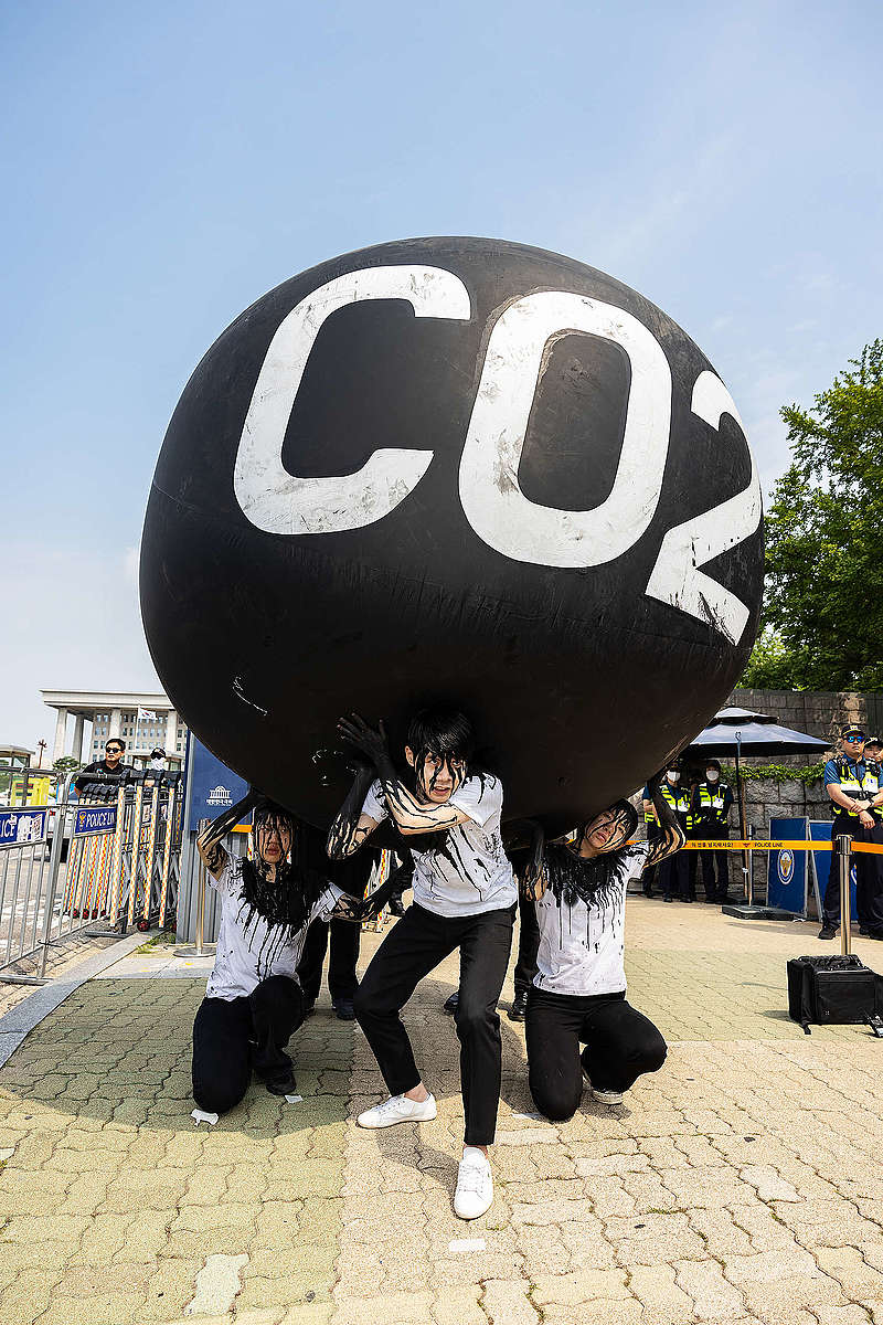 그린피스가 청년기후환경단체 활동가들과 함께 환경의날을 맞이하여 국회 앞에서 적극적인 기후위기 대응을 촉구하는 탄소의 짐 퍼포먼스를 펼쳤다.