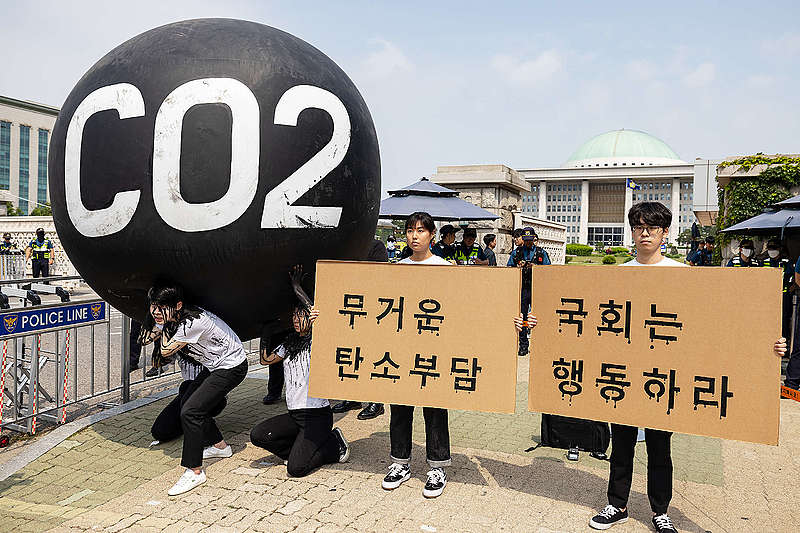 그린피스가 청년기후환경단체 활동가들과 함께 '무거운 탄소부담, 국회는 행동하라'는 피켓을 들고 기후국회를 촉구하고 있다.