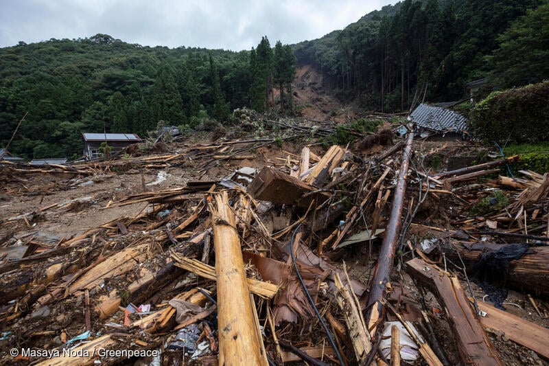 이번 폭우의 영향으로 인해 지난 15일 제주도를 제외한 전국에 산사태 ‘각’ 단계 경보가 상향 발령되었습니다. 전국적으로 195건의 산사태가 발생하였고, 인명 피해도 잇따랐습니다. (7월 18일 기준) 사진: 2020년 일본 규수 지방 산사태 현장 