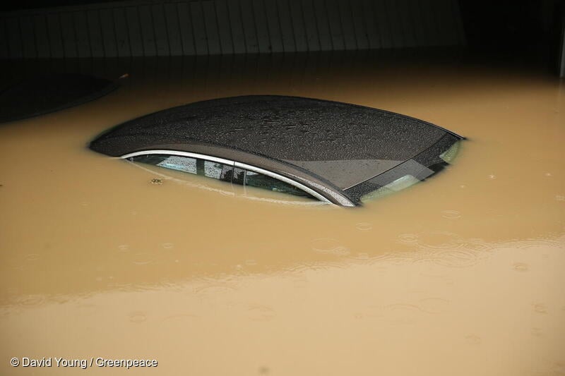 전국적인 폭우로 1천 3백여대의 차량이 침수 피해를  보았습니다.(7월 18일 기준)