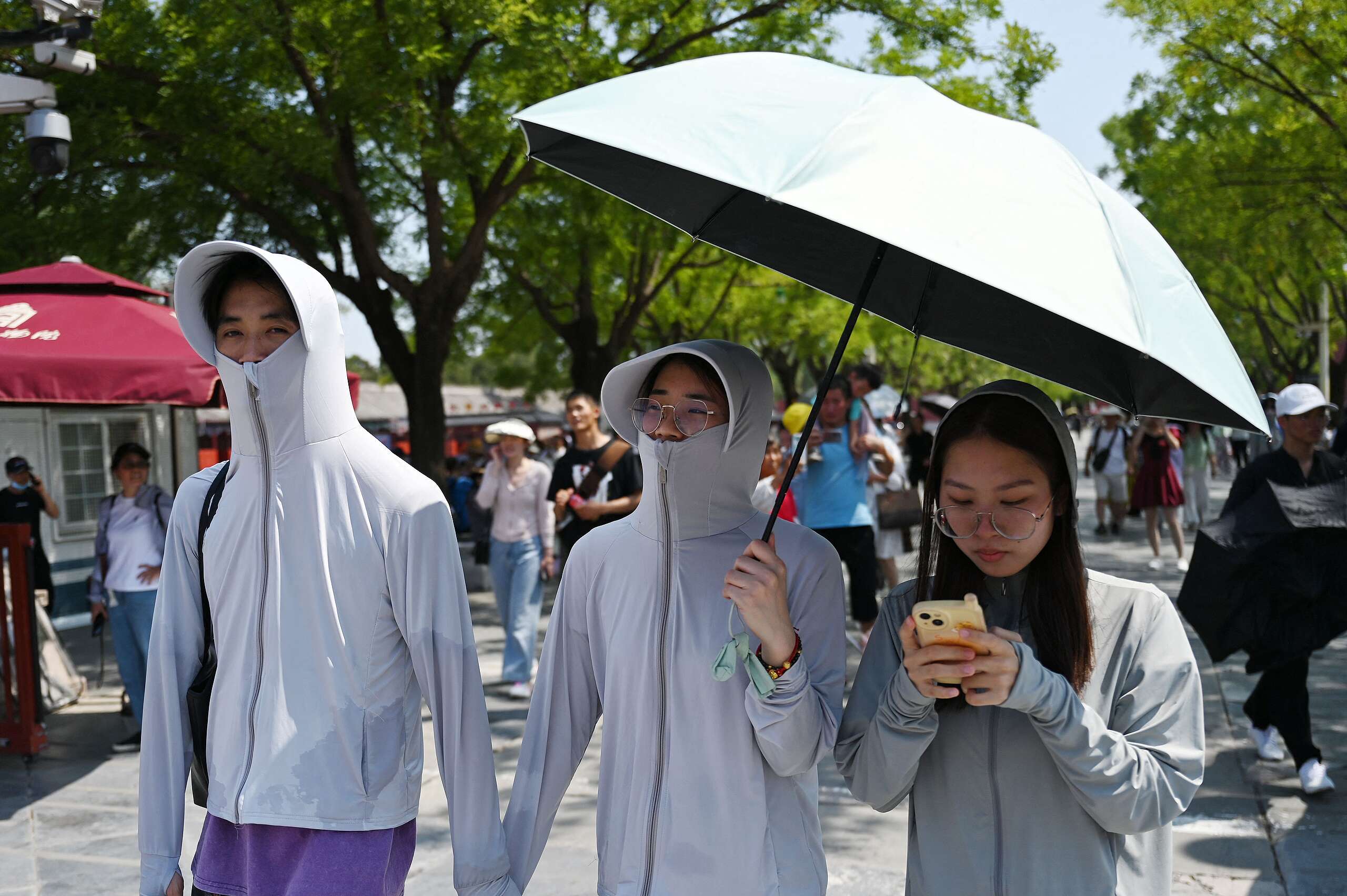 자금성을 방문한 시민들이 양산을 쓰고 햇빛을 피하고 있다. 중국 베이징, 2023년 6월 24일. 베이징은 기온 관측을 시작한 이래 처음으로 사흘 연속으로 섭씨 40도가 넘는 기온을 기록했다. © GREG BAKER/AFP, 출처 게티이미지