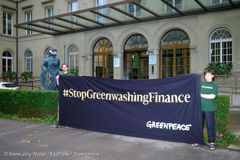 그린피스 활동가들이 금융 산업에 기후위기 대응을 촉구하고 있다