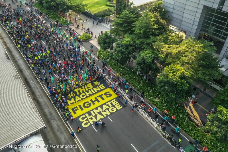 ‘세계 자전거의 날’, 그린피스 활동가들이 자전거가 기후위기를 막는 중요한 이동수단임을 알리고 있다. 

