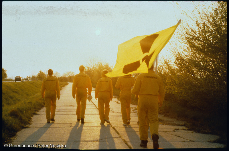 그린피스는 1998년 유엔경제사회이사회(ECOSOC)의 포괄적 협의 지위(General Consultative Status)를 보유하게 되었습니다. 해당 사진은 1998년 초르노빌 원전 사고 위험성을 알리기 위해 3일간 120km를 행진했던 그린피스 활동가들의 모습입니다. 