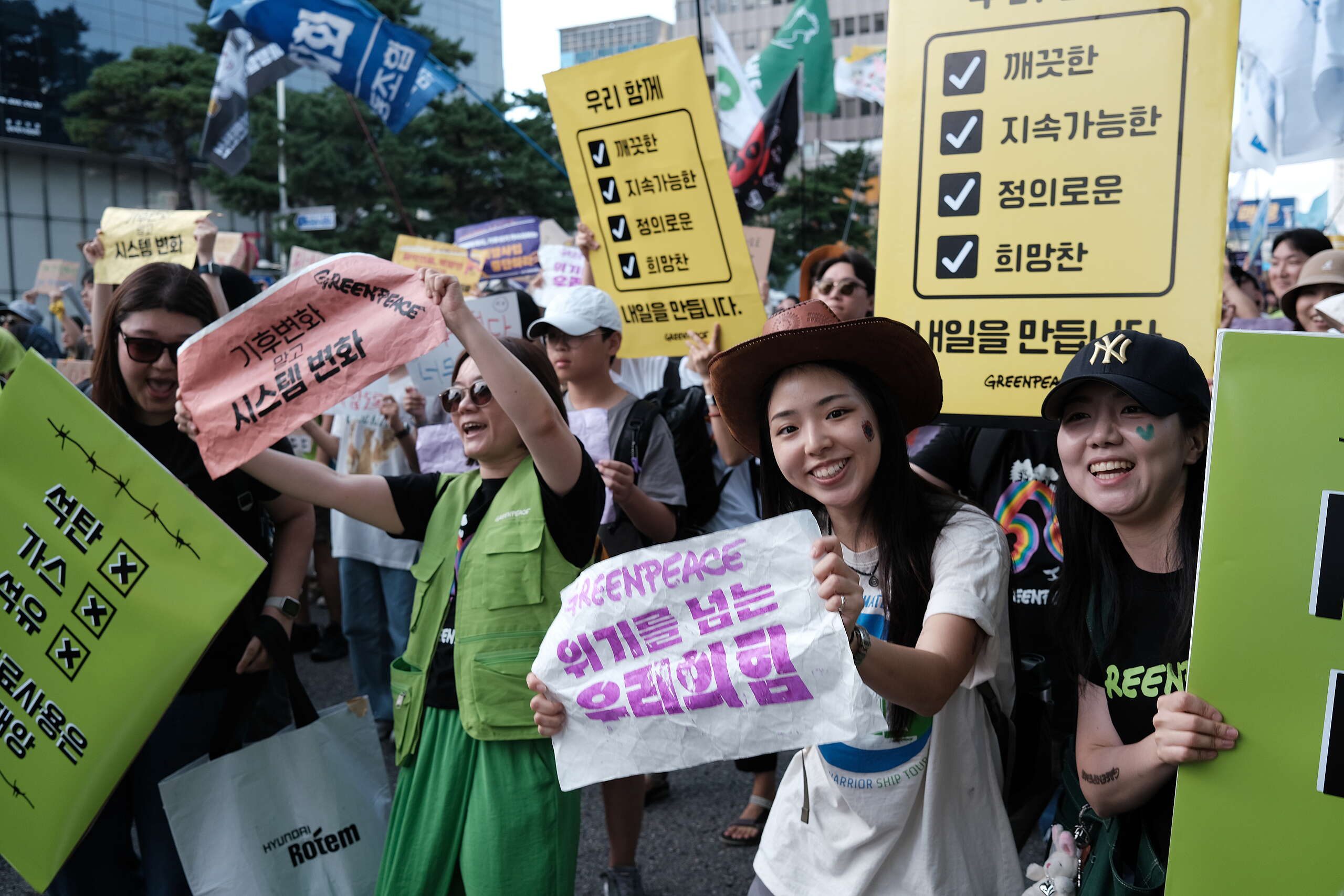 흥겹게 참여하는 행진 참가자들