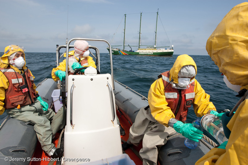 2011년 5월 후쿠시마 제1원전 사고 직후 그린피스 방사선 전문가 팀이 후쿠시마 앞 바다에서 방사능 오염도를 측정하기 위해 해수와 해조류 샘플을 채취하고 있습니다.