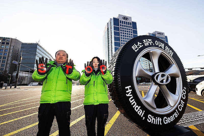 그린피스 액티비스트들이 ‘STOP’ 퍼포먼스를 펼치며 현대차가 탄소질주를 멈출 것을 요구하고 있다. © Jung Taekyong / Greenpeace