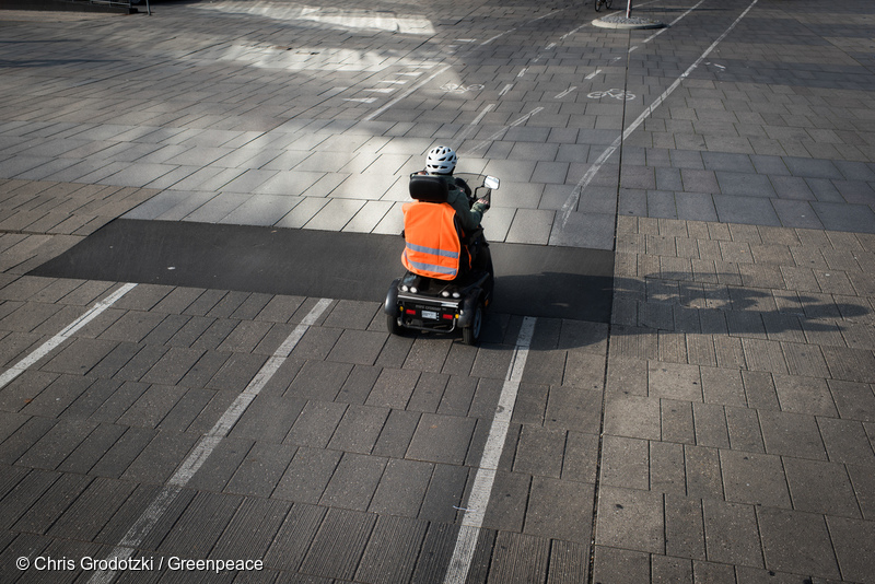 덴마크 코펜하겐. 일부 도시에서는 휠체어나 이동용 스쿠터를 사용하는 사람들이 이용할 수 있는 자전거 도로가 설치되어 있어 장애인과 비장애인이 함께 자전거를 탈 수 있다. © Chris Grodotzki / Greenpeace
