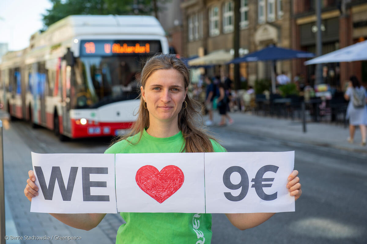 그린피스 활동가들이 독일 내 대중교통에서 9유로 티켓을 계속 사용할 수 있도록 하는 캠페인을 진행했다.