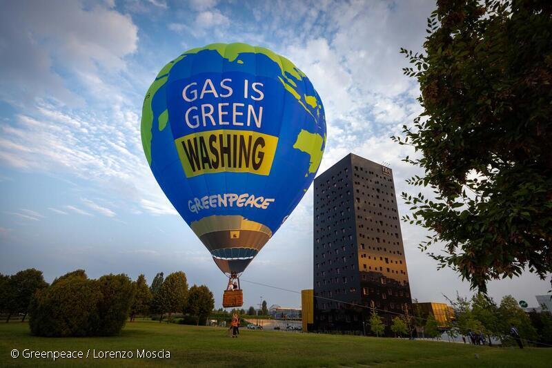 그린피스 활동가들이 가스박람회에서 '가스는 그린워싱이다'라는 풍선을 띄우는 활동을 진행했다.