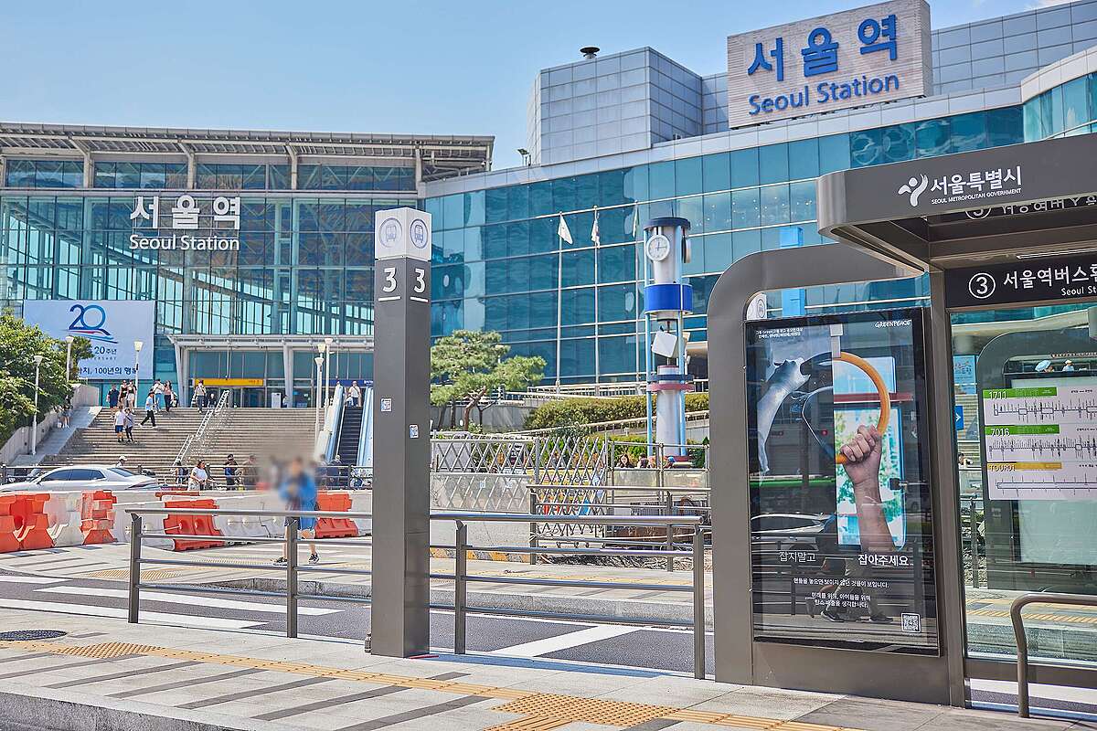 광고를 제출한 안예린 님은 “매년 더워지는 날씨, 기후위기의 피해에 대한 심각성을 몸으로 체감한 2024년”이라며 “대중교통을 이용하는 작은 실천만으로도 큰 변화를 이끌 수 있다는 메시지를 전달하고 싶어" 공모전에 참가하셨다고 합니다