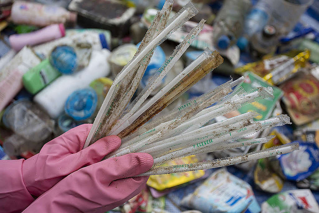 Greenpeace-Freiwillige führen Sammelaktionen am Wonnapa Strand, Provinz Chonburi, am World Cleanup Day durch. Die Aktivität zielt darauf ab, die Unternehmen dazu aufzufordern, Verantwortung für das Problem der Plastikverschmutzung durch Plastikverpackungen zu übernehmen.