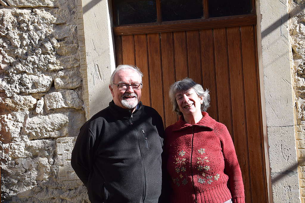 Maurice Feschet et sa femme devant leur maison en France