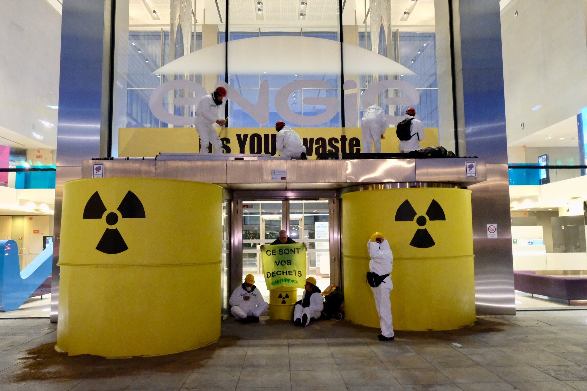 Une vingtaine d’activistes de Greenpeace Belgique ont bloqué l’entrée principale du siège d’Engie Electrabel