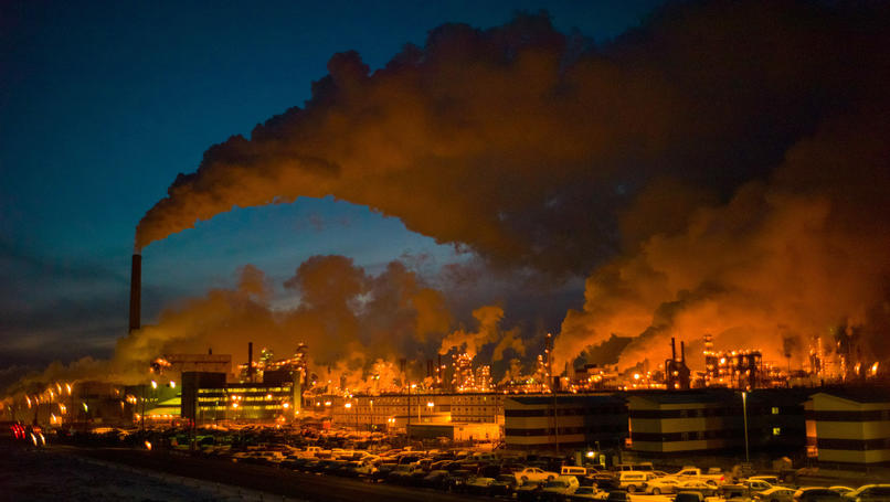 Eine gigantische Industrieanlage schickt Rauchschwaden in den Nachthimmel über Alberta. Die Teersandförderung dort verursacht enorme Mengen Treibhausgase und hinterlässt giftige, krebsfördernde Rückstände. Fotojournalist Ian Willms will zeigen, wie die Menschen mit der Belastung leben.