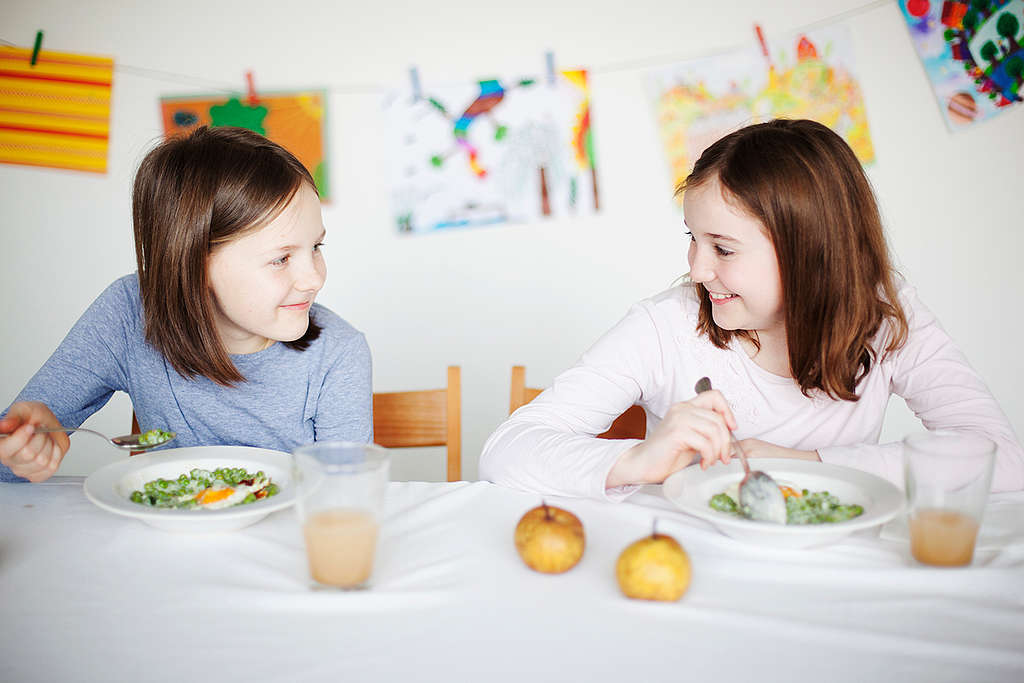 Enfants mangeant des aliments écologiques dans une cantine scolaire en Hongrie
