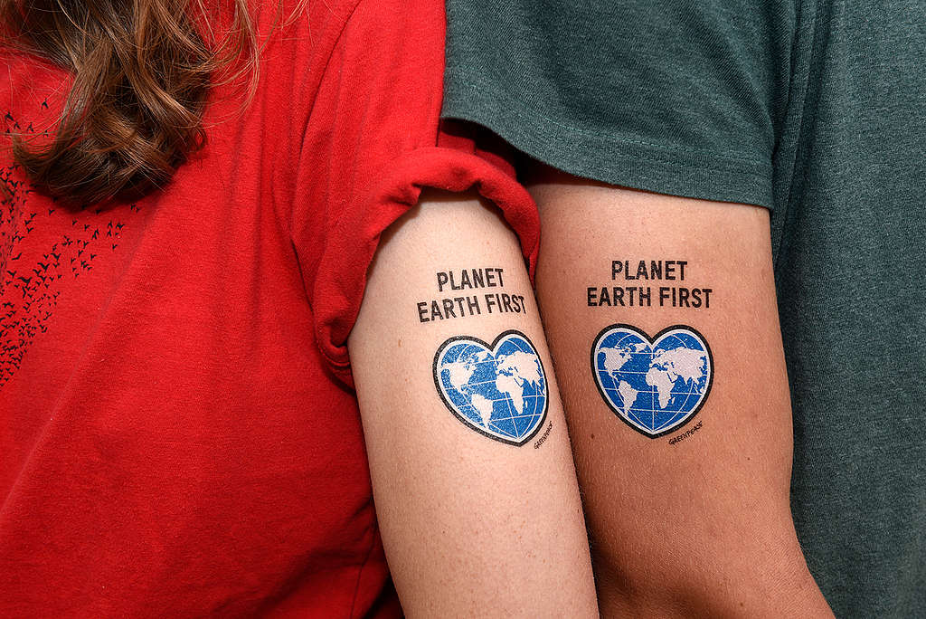 Temporäre Tattoos "Planet Earth First" für den G20 Gipfel in Hamburg
