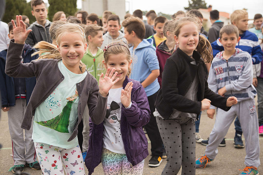 Schüler spielen das ‘Roofs in the Sun’-Spiel in Kroatien