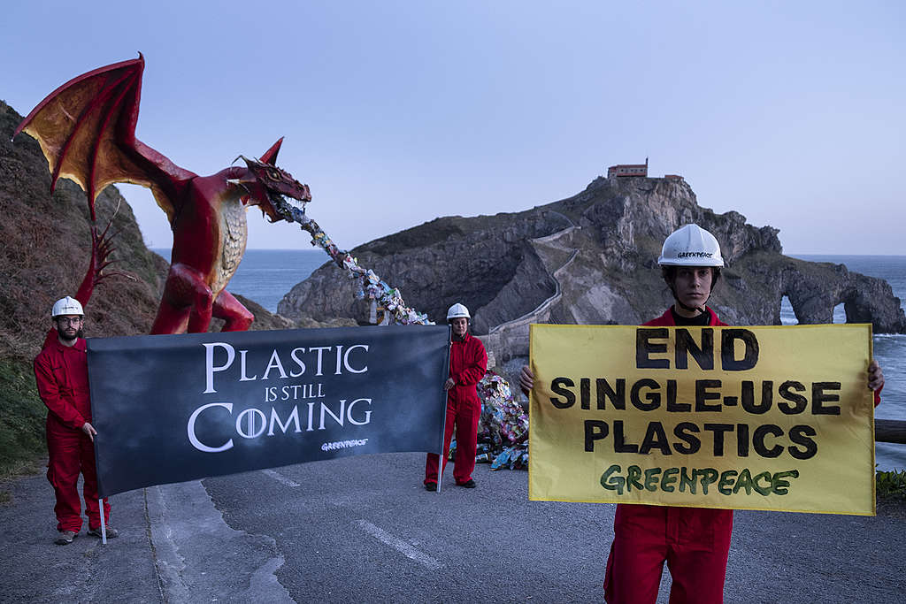 Aktion: Greenpeace installiert einen riesigen Drachen in Dragonstone