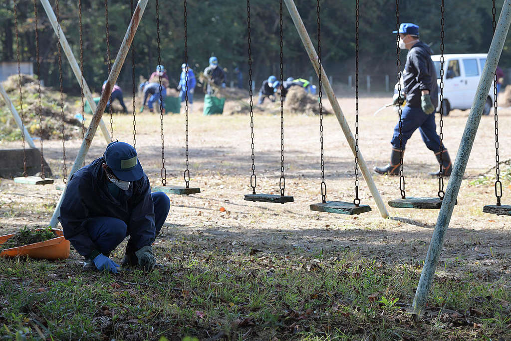 Arbeiter an der Schule in Namie, Präfektur Fukushima