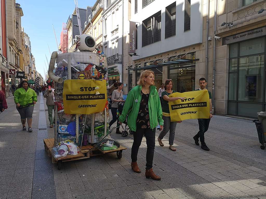 Dans le cadre de la campagne anti-plastique, des bénévoles de Greenpeace ont promené un 'PlasticMonster' à Esch.