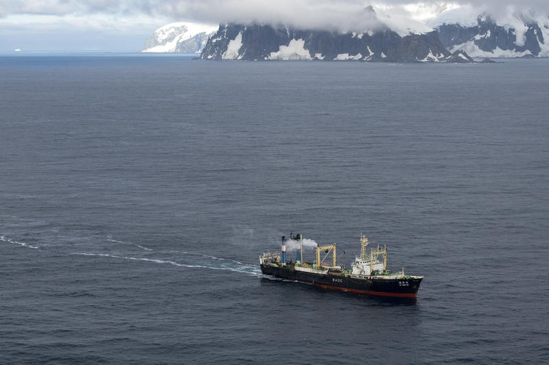 Un navire de pêche au Krill dans l’Antarctique © Daniel Beltrá / Greenpeace
