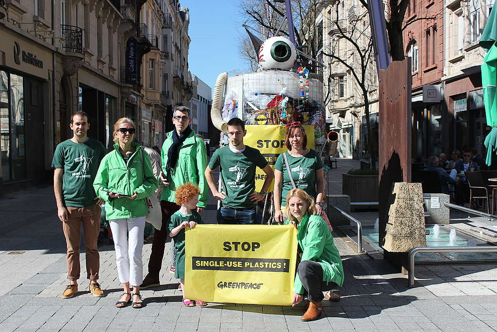 Dans le cadre de la campagne anti-plastique, des bénévoles de Greenpeace ont promené un 'PlasticMonster' à Esch.