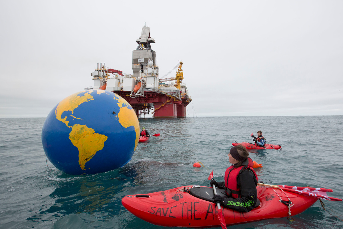 Des kayakistes protestent en mer de Barents. Le globe contient des messages en provenance du monde entier demandant au gouvernement norvégien de mettre fin à l’exploration pétrolière en Arctique (2017).