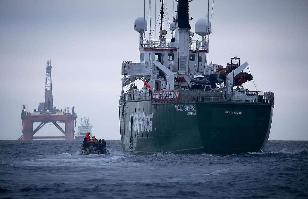 Das Greenpeace-Schiff Arctic Sunrise folgt der Ölplattform