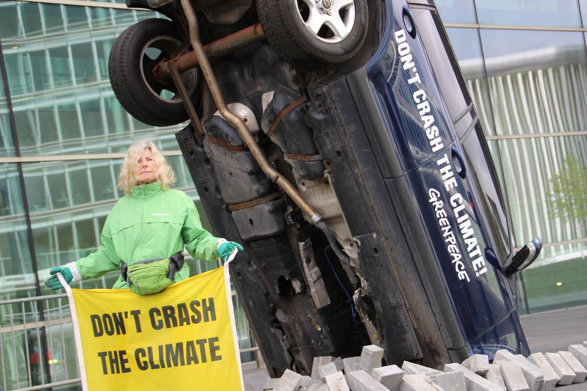 des activistes de Greenpeace, en provenance d’Allemagne, de Pologne, de Belgique et du Luxembourg se sont rassemblés pour une manifestation non-violente devant l’ECCL (European Conference Center Luxembourg) à l’occasion du Conseil sur les Transports de l’UE.