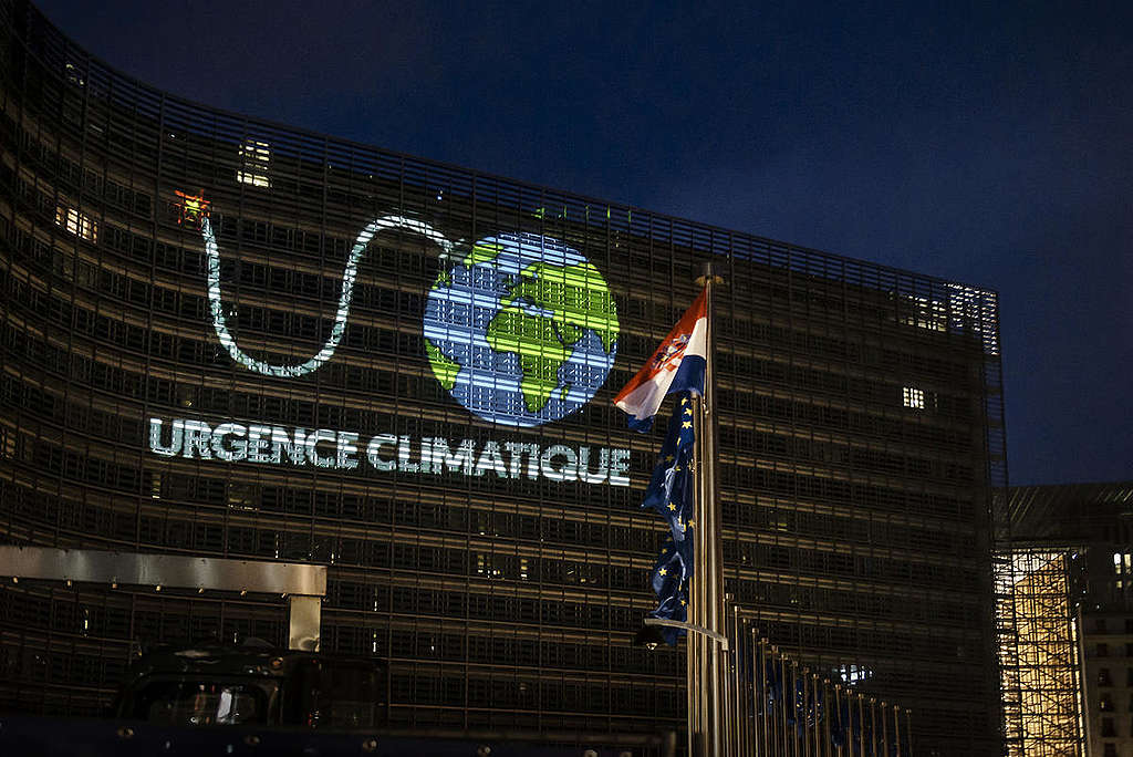 Les activistes ont projeté une animation de la Terre sous forme de bombe à retardement sur le bâtiment de la Commission Européenne.