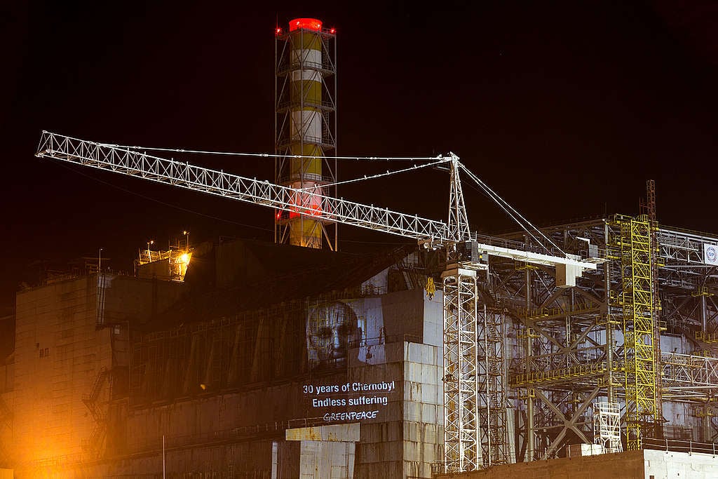 Greenpeace feierte den 30. Jahrestag des Tschernobyl Unfalls, indem die Organisation unterstützende Botschaften an die Überlebenden auf den beschädigten Reaktorsarkophag projizierte.