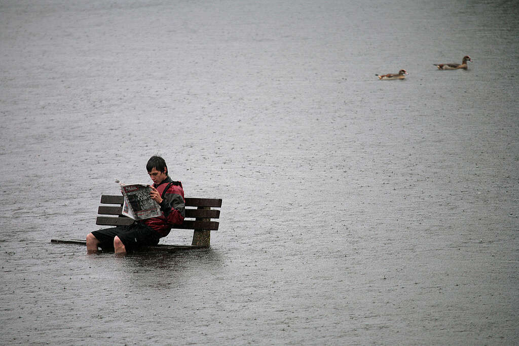 Flooding in Oxfordshire, UK. © Nick Cobbing / Greenpeace