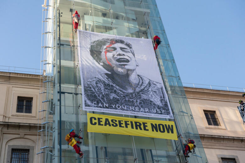 Les activistes de Greenpeace Espagne accrochent une œuvre de l’artiste Shepard Fairey sur la façade du musée Reina Sofia, à Madrid, pour demander un cessez-le-feu.
Février 2024 © Mario Gomez / Greenpeace