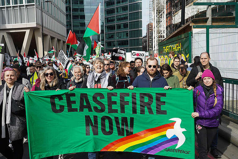 Greenpeace UK manifeste à Londres aux côtés de nombreuses autres organisations pour exiger un cessez-le-feu immédiat et permanent à Gaza. © Greenpeace UK
