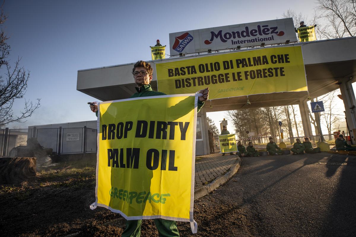 Stop Palm Oil Action at Mondelez Factory in Italy. © Lorenzo Moscia / Greenpeace