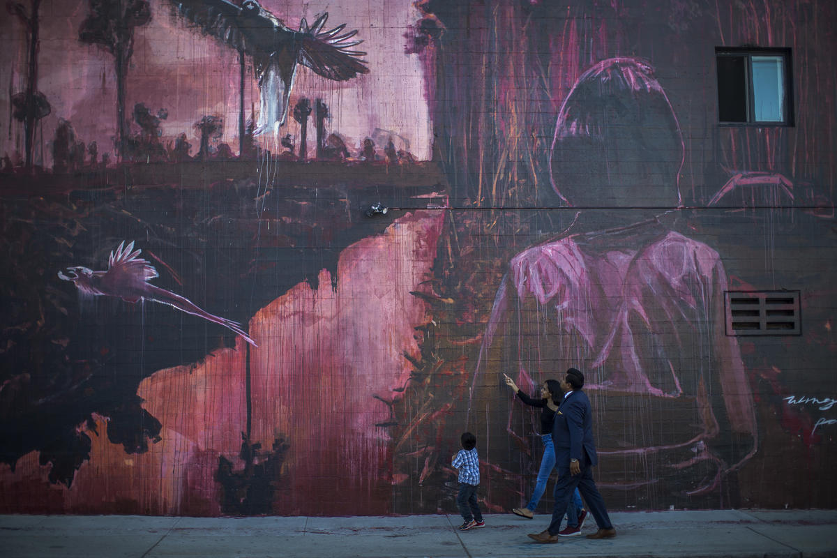 Ricky Lee Gordon Paints His Mural Wings of Paradise in Long Beach. © David McNew / Ricky Lee Gordon / Greenpeace